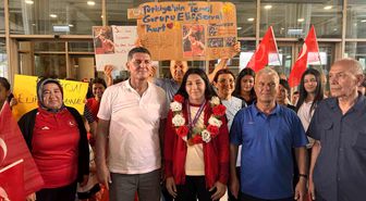 Şampiyon güreşçi memleketinde davul zurnayla karşılandı
