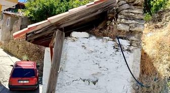Tarihi çeşmenin çatısı tehlike altında