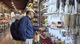 Tarihi külliyedeki lüle taşı stantlarında turist hareketliliği