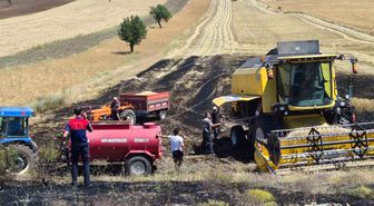 Tarladaki hasat sırasında biçerdöverin çıkardığı yangın, köyde bekletilen su tankeriyle söndürüldü