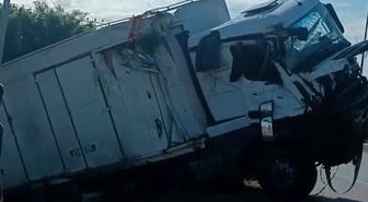 Tır bariyerlere çarpıp devrildi: Sürücü yaralandı