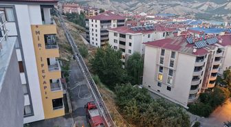 Tunceli'de 5 katlı binanın çatısında çıkan yangın söndürüldü