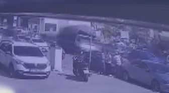 Tuzla'da malzeme yüklü kamyonet yola devrildi: kaza kamerada