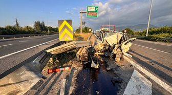 Anadolu Otoyolu'nun Düzce kesiminde bariyere çarpan otomobildeki 3 kişi yaralandı