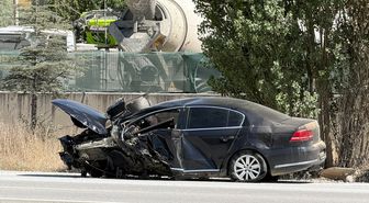 Ankara'da Otomobil Direğe Çarptı: 3 Yaralı