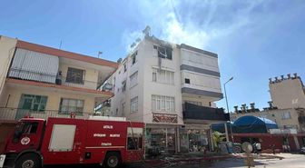 Antalya'da yangında ev sahibi ve bir itfaiye eri dumandan etkilendi