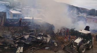 Bayburt'ta çıkan yangında 4 ev ve ahır kullanılamaz hale geldi