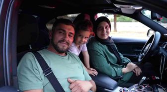 Bayrak ve ezan hasretiyle yola çıkan gurbetçilerin Kapıkule'den yurda girişleri sürüyor