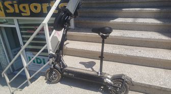 Boyabat'ta elektrikli skuter yayaya çarptı, 2 kişi yaralandı
