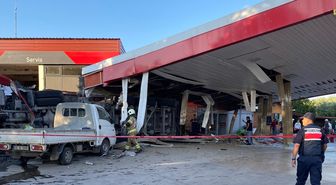 Bursa'da tır akaryakıt istasyonundaki marketin duvarına çarptı, 1 kişi öldü, 2 kişi yaralandı