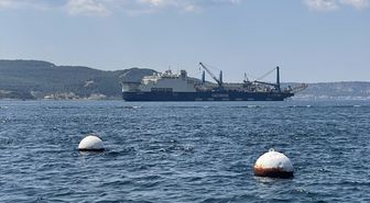Derin denizde boru döşeme gemisi 'Castorone' Çanakkale Boğazı'ndan geçti