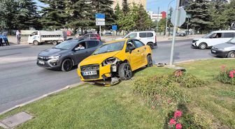 Eskişehir'de araç ile çarpışan otomobil kavşaktaki refüje çıktı