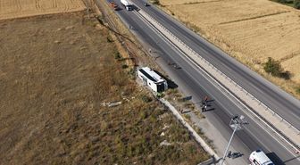 Eskişehir'de yolcu otobüsünün şarampole devrildiği kazada 24 kişi yaralandı