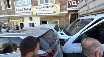 Freni boşalan kamyonet park halindeki araçlara çarptı