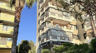 İzmir'de bir binanın iskelesinin düşmesi sonucu 3 kardeş işçi yaralandı