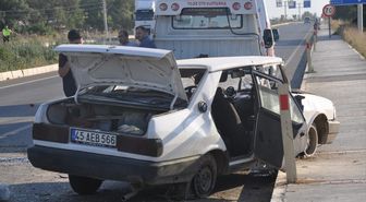 İzmir'de kontrolden çıkarak karşı şeride geçen otomobildeki 5 kişi yaralandı