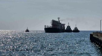 Karaya oturan gemi 4 gündür kurtarılmayı bekliyor