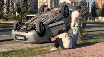 Kayseri'de hafif ticari aracın devrildiği kazada anne ve oğlu yaralandı