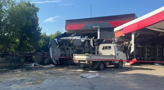 Kömür yüklü TIR, akaryakıt istasyonuna girdi: 1 ölü, 2 yaralı