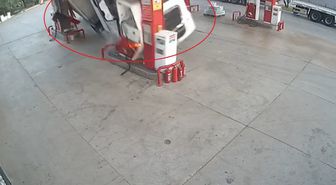 Kömür yüklü TIR, akaryakıt istasyonuna girdi: 1 ölü, 2 yaralı