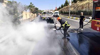 Mardin'de seyir halindeki otomobil yandı