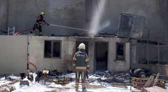 Mersin'de sebze ve meyve sevkiyatı yapan işletmede çıkan yangın söndürüldü