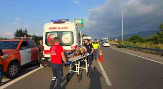 Otomobil bariyerlere saplandı: 3 yaralı