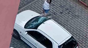 Park halindeki otomobilin camlarını kıran kadın kamerada