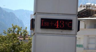 Termometrelerin 43 dereceyi gösterdiği Antalya'da sahiller doldu
