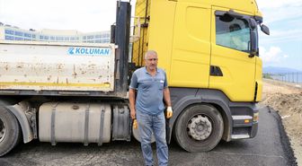 Tırın motor kısmından kurtardığı yavru kediyi kızının yardımıyla annesine kavuşturdu