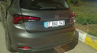 Afyonkarahisar'da kamyonet ile otomobilin çarpıştığı kazada 4 kişi yaralandı