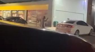 Akaryakıt istasyonunda sopalı kavga kamerada
