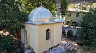 Anamur'da doğal güzelliklerin ortasında bulunan cami dronla görüntülendi
