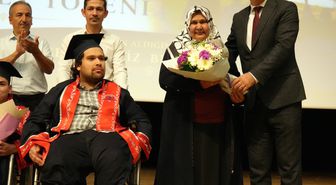 Annesinin tekerlekli sandalyeyle okula getirip götürdüğü Abdulsamet, üniversiteyi dereceyle bitirdi