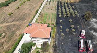 Antalya'da otluk alanda çıkan yangın villanın bahçesi ve tekneye zarar verdi