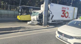 Bahçelievler'de Kamyonet Yönlendirme Direğine Çarptı: 1 Yaralı