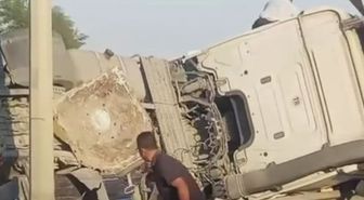 Büyükçekmece'de beton tankeri devrildi; yol trafiğe kapatıldı