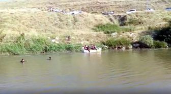 Çaya düşen kardeşlerden biri öldü, diğeri aranıyor
