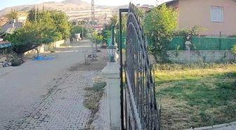 Deprem anı kameralara yansıdı