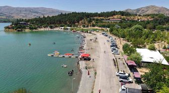 Ege ve Akdeniz sahillerini aratmayan görüntüler: Doğu'nun saklı denizi tatilcilerin akınına uğradı