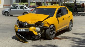 Elazığ'da otomobil ile taksinin çarpıştığı kazada 6 kişi yaralandı