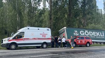 Erzurum'da ağaçlara çarpan tırın sürücüsü öldü