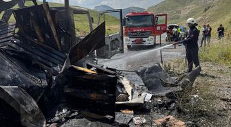 Erzurum'da seyir halindeyken yangın çıkan kamyon kullanılamaz hale geldi