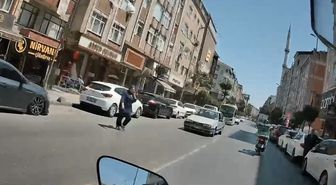Esenler'de otomobilin kadına çarptığı anlar kamerada