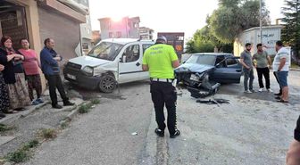 Eskişehir'de 2 araç kafa kafaya çarpıştı, faciadan dönüldü