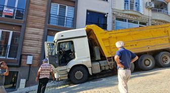 Freni boşalan kamyon eve çarptı: Mahalle sakinleri deprem oluyor sandı
