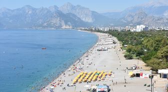 Hava sıcaklığının 38 dereceye ulaştığı Antalya'nın sahillerinde yoğunluk yaşandı