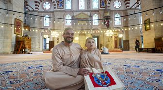 İngiltere'de Müslüman karşıtlığına kek dağıtarak tepki gösteren otizmli Joshie, kampanyasını İstanbul'da sürdürüyor