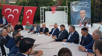 İzmir'de MHP'ye katılan 350 kişiye rozet takıldı
