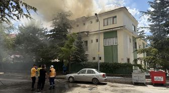Kahramanmaraş'ta binanın çatısında çıkan yangın söndürüldü